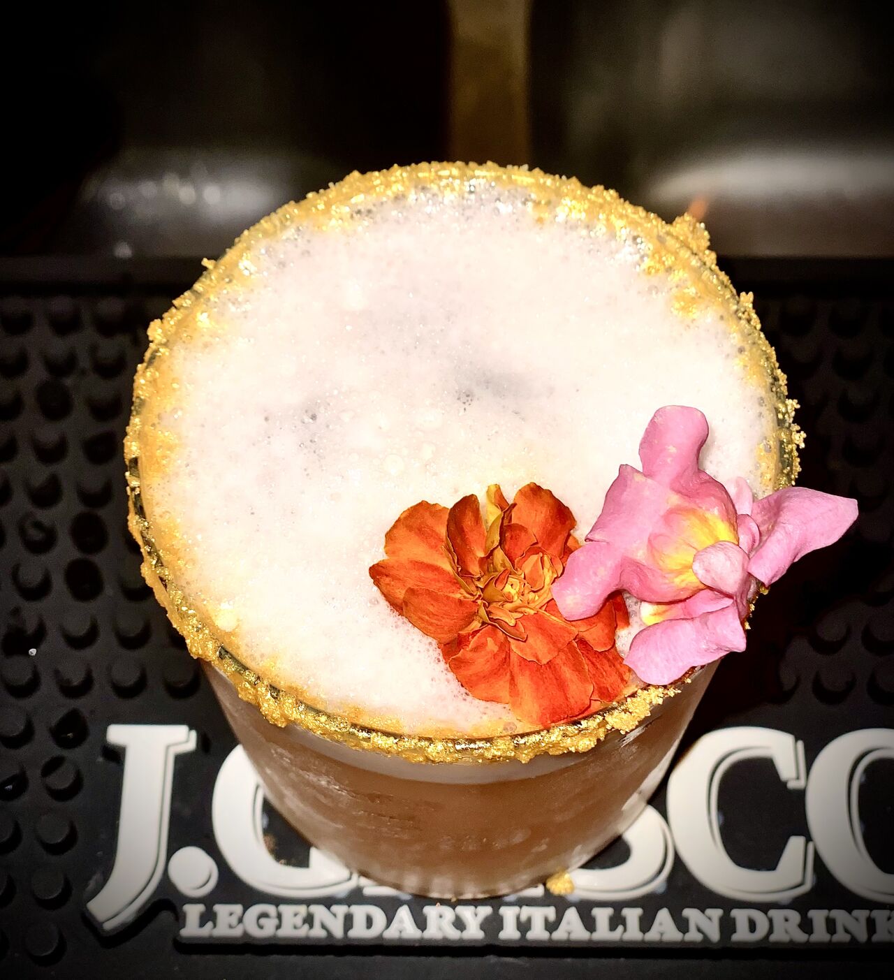 Un cocktail arricchito con oro commestibile 