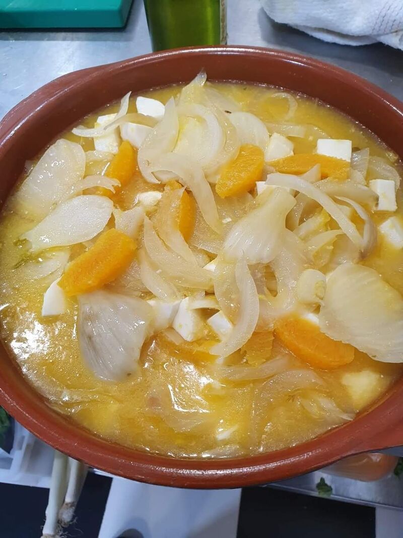 Ensalada templada de hinojo pochada en zumo de naranja.