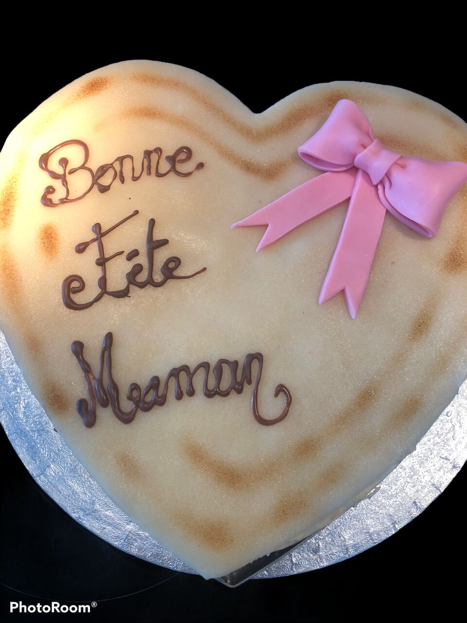 Fraisier en forme de coeur avec une génoise , un sirop de Rhum , une crème diplomate et des fraises Ciflorette . 