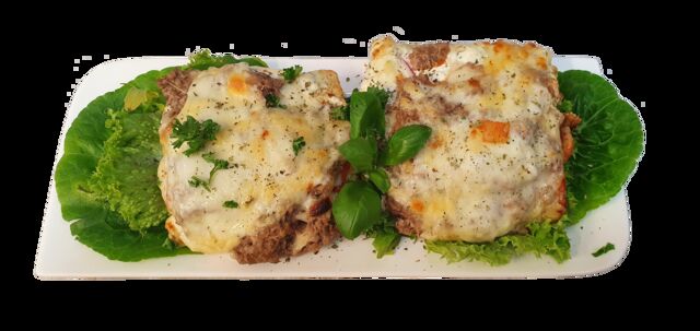 Thunfisch auf Baguette mit Käse überbacken.