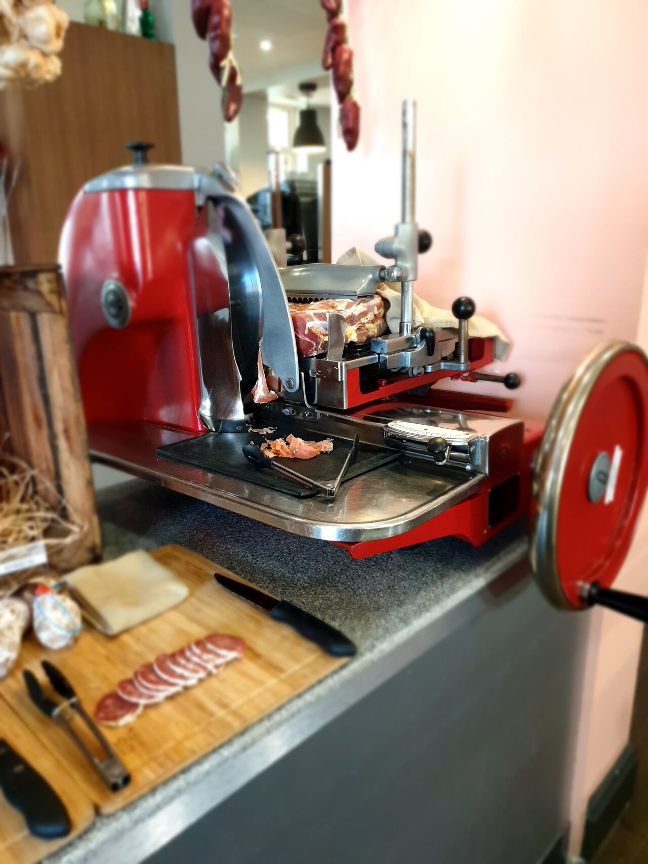 Le jambon Serano à la trancheuse 