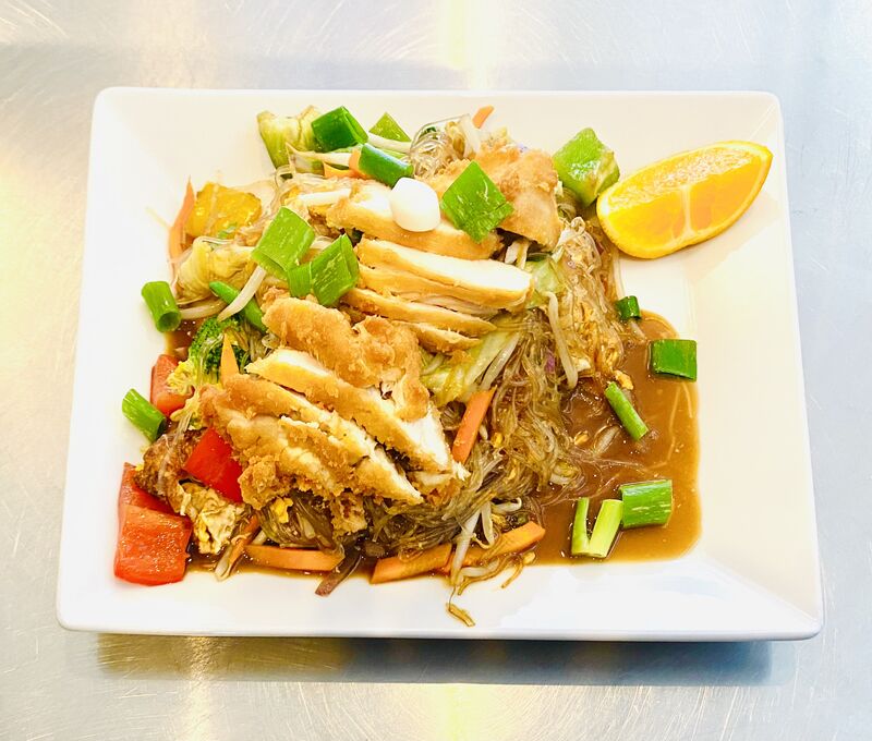 Gebratene Glasnudeln mit Gemüse & krossen Hähnchen 