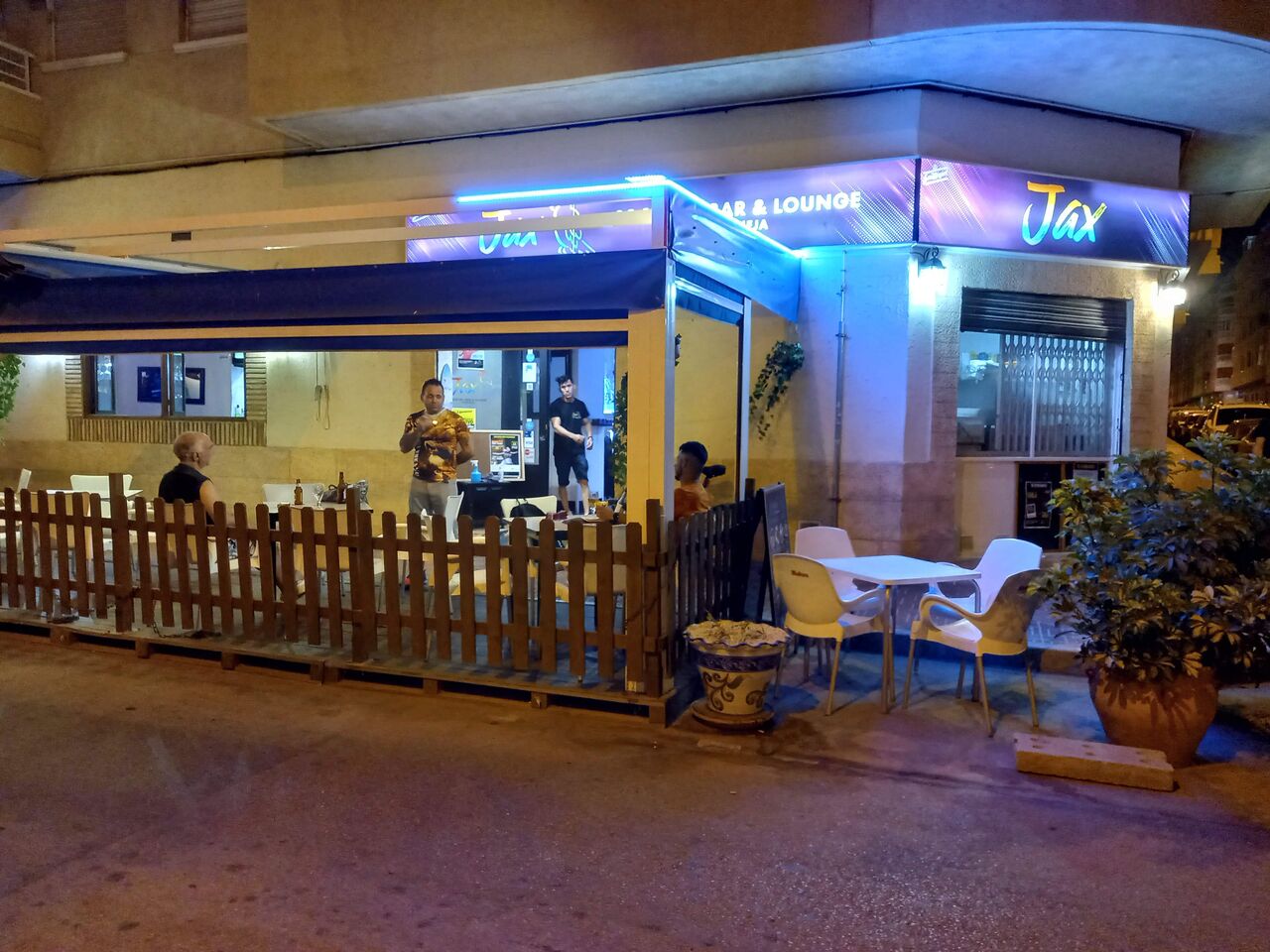 Terraza de Jax en la noche