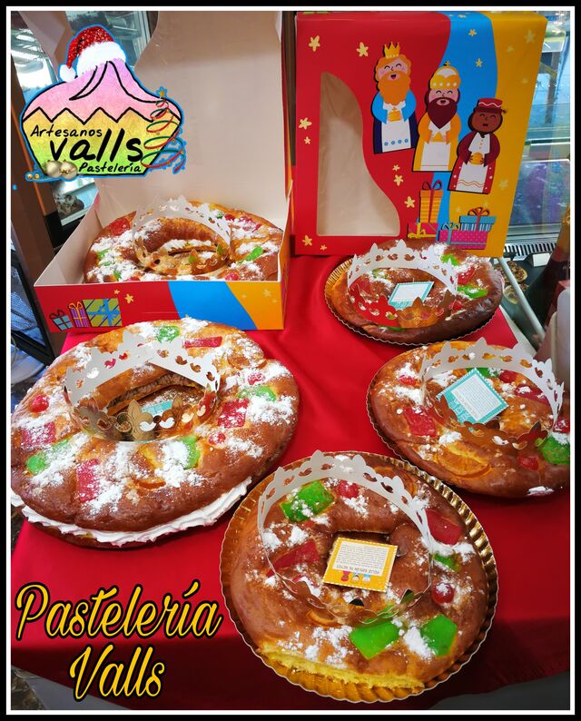 Roscón de Reyes.
Realizados artesanalmente en nuestro obrador.
con nata, trufa, cabello, crema, chocolate...