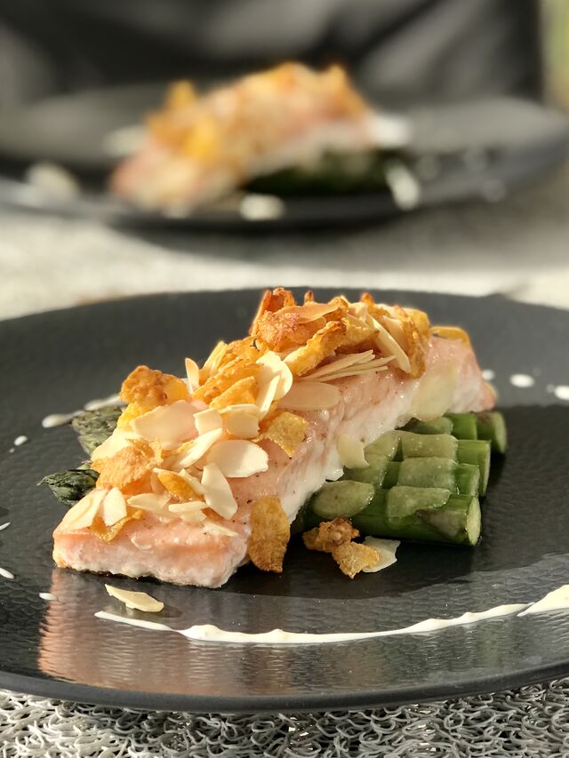 Pavé de saumon pané aux amandes et corn flakes, sauce crème ciboulette 