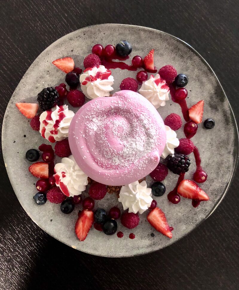 Pavlova aux fruits rouge à la carte d’été du restaurant 