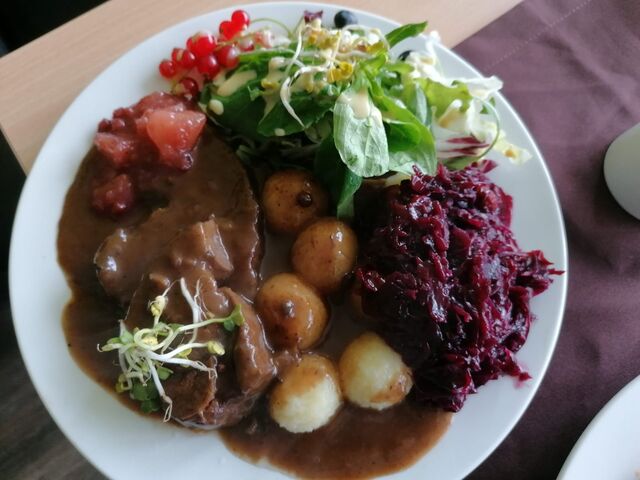 Lammbraten mit Rotkohl und Mini-Klößen