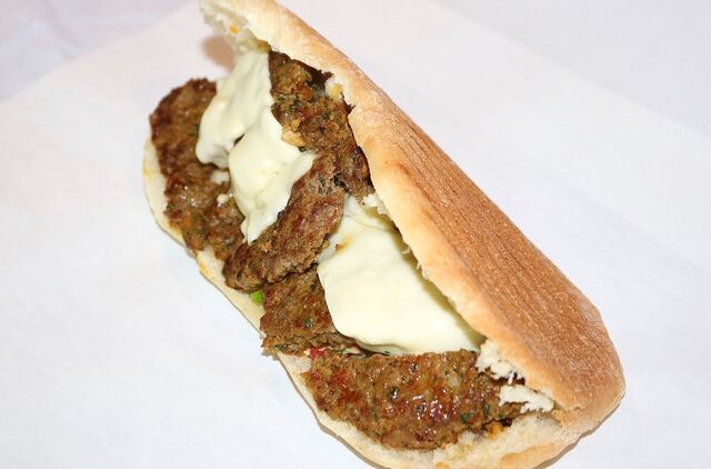 Sandwich Kefta ( viande du boucher origine France ) seul 5€.
Menu frites+boisson 33cl: 6€