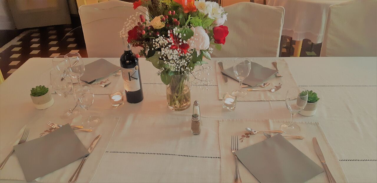 Repas dans la salle à manger du Château dans son style authentique et chaleureux