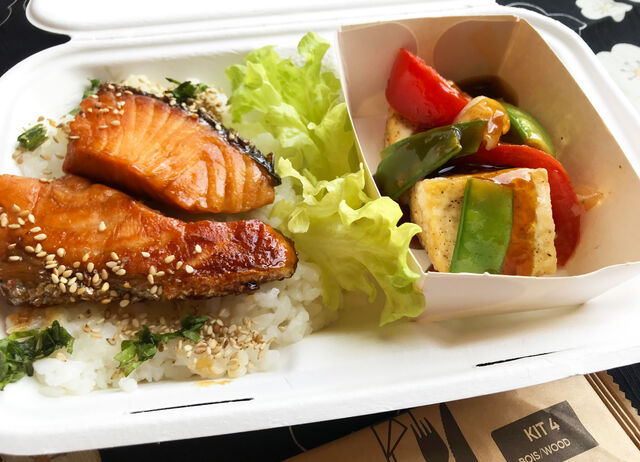 l'Obento avec du saumon teriyaki, Tofu frit, sauté avec légumes.