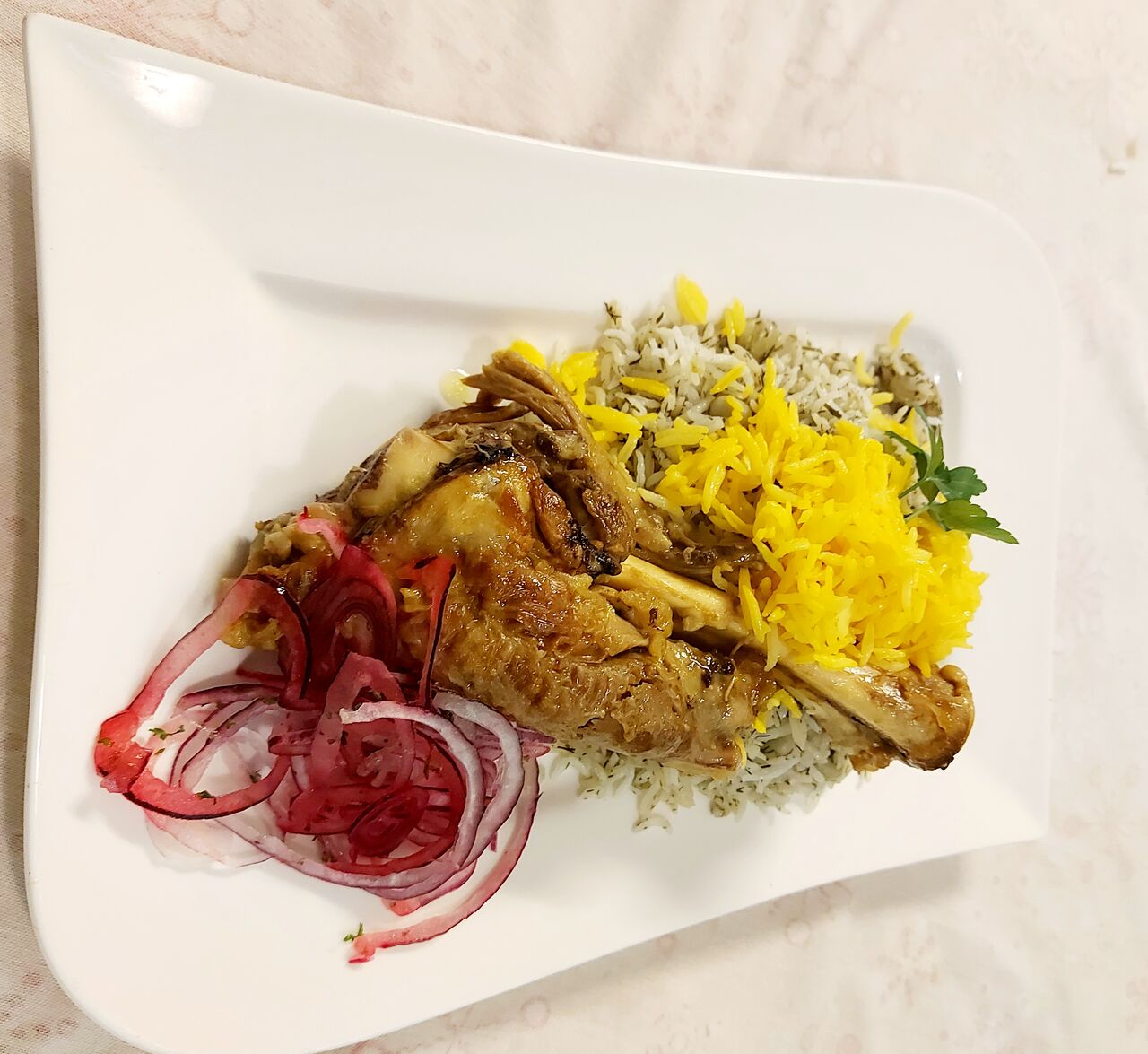 Baghali Polo ba Mahiche
Geschmorte Lammhaxe in einer Spezialsauce mit Dill-Safranreis und dicken-grünen-