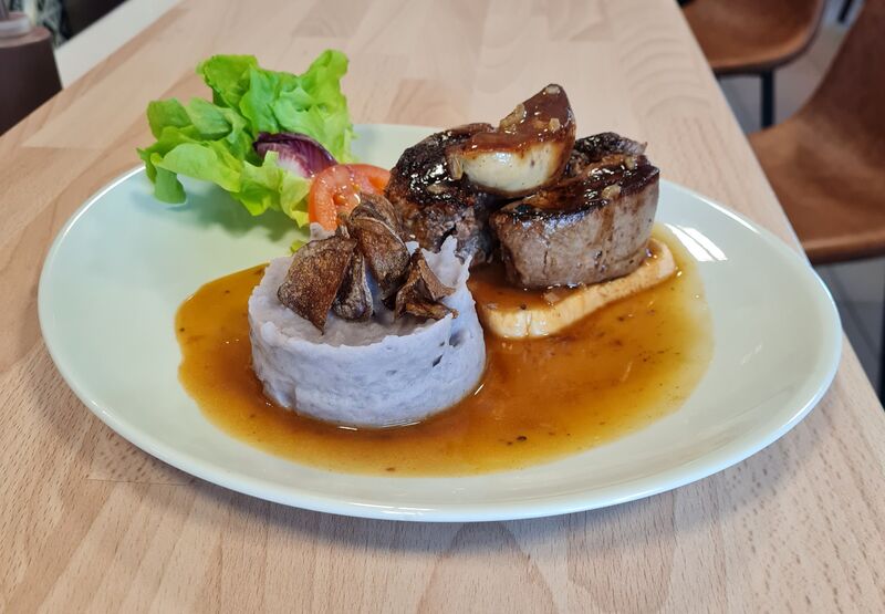 Tournedos Rosini, foie gras poêlé, jus truffé et purée de vitelotte