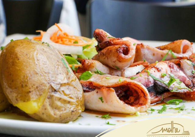 Lulas Grelhadas com molho de Manteiga
(com batatas a murro e salada)