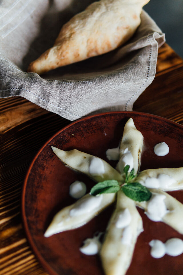 Гебжалія - рулетики сулугуні з м'ятною аджикою під соусом мацоні