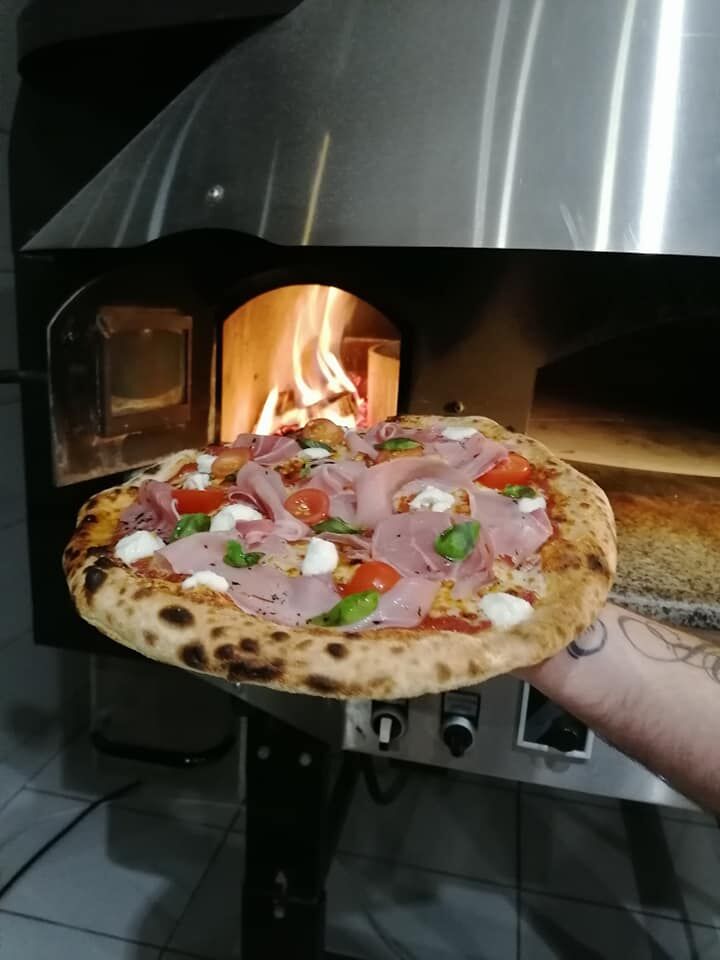 Pizza généreuse avec des produits de qualité