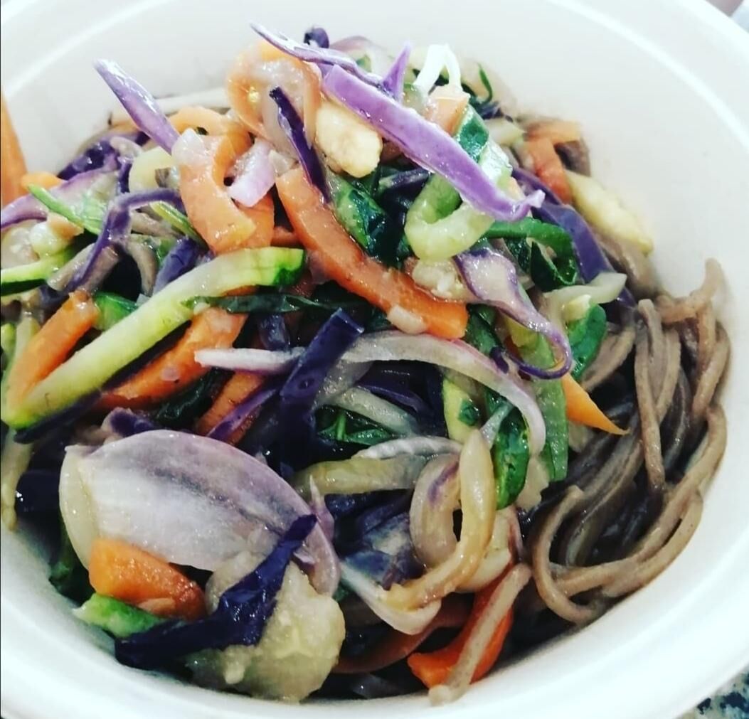 Spaghetti di grano saraceno con verdure e basilico