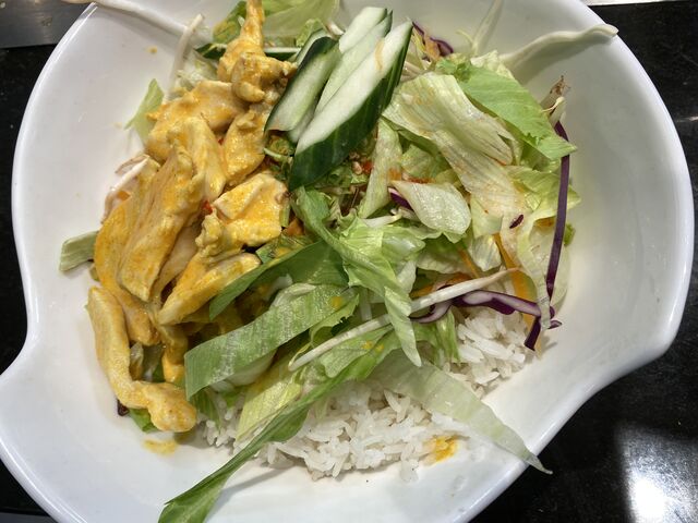 Rotes Curry Bowls mit Salat Und Hühnerfleisch 