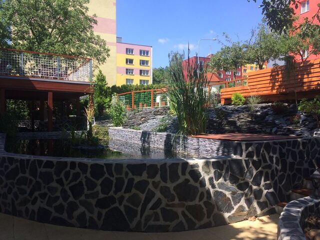 Nádrž se spoustou ryb a nad ní jedninečný aquaponický systém. 