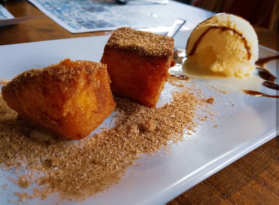 Leche frita con lluvia de canela