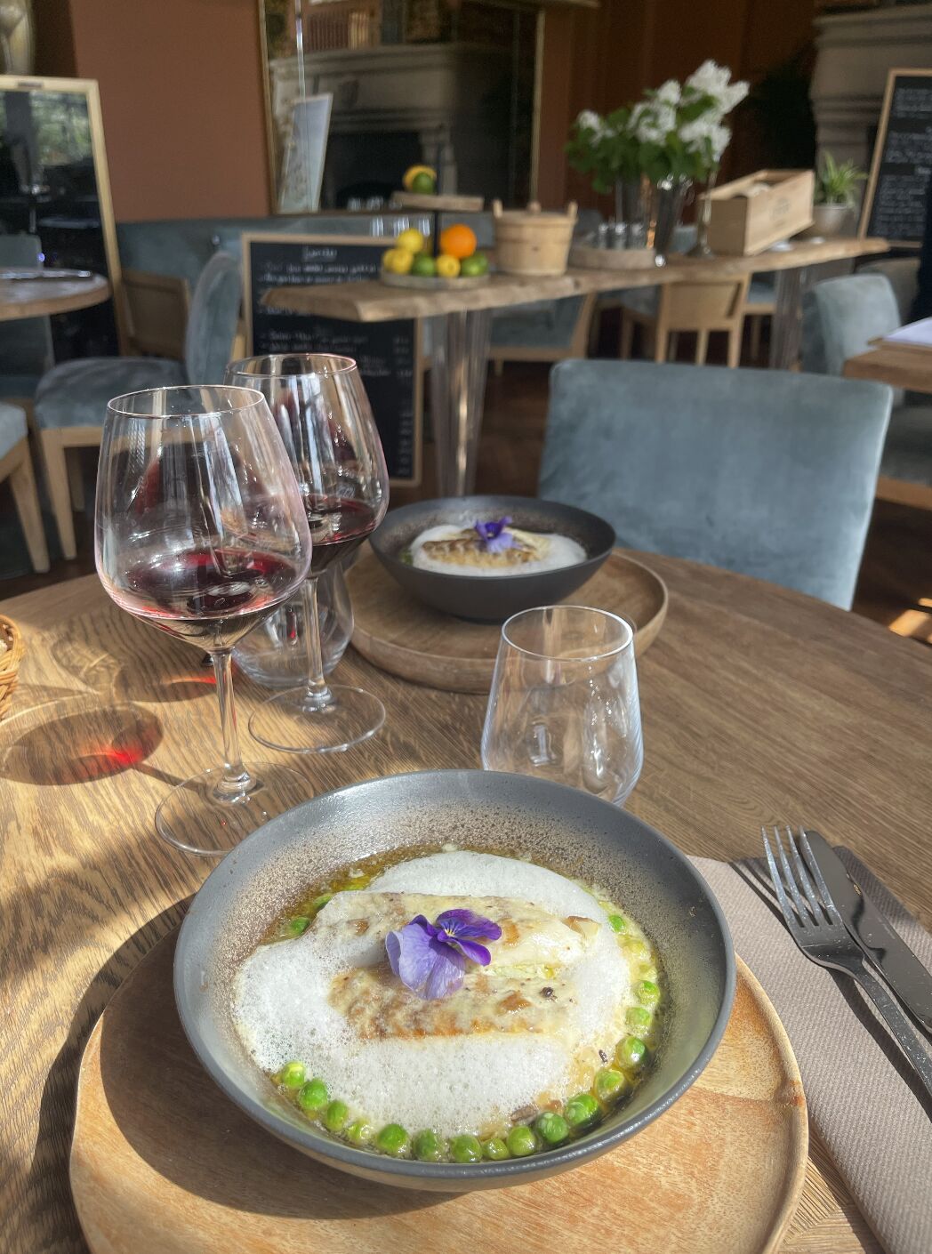 Bar grillé, risotto morilles, petit pois