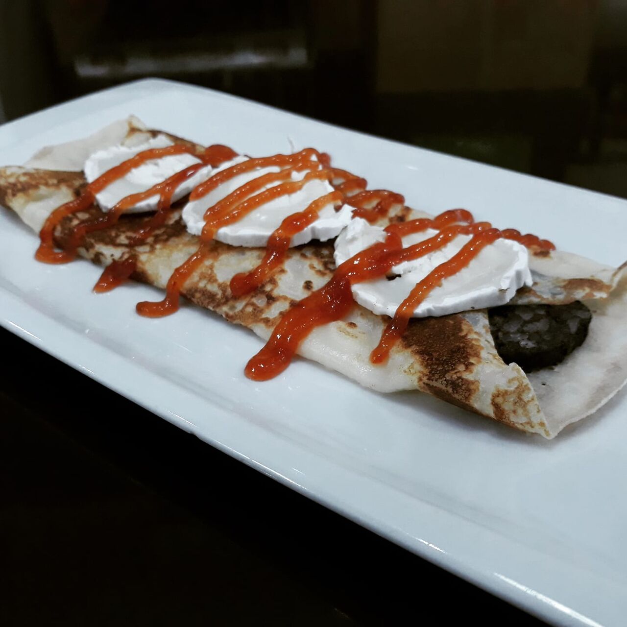 crepe de morcilla , queso de cabra y mermelada de tomate