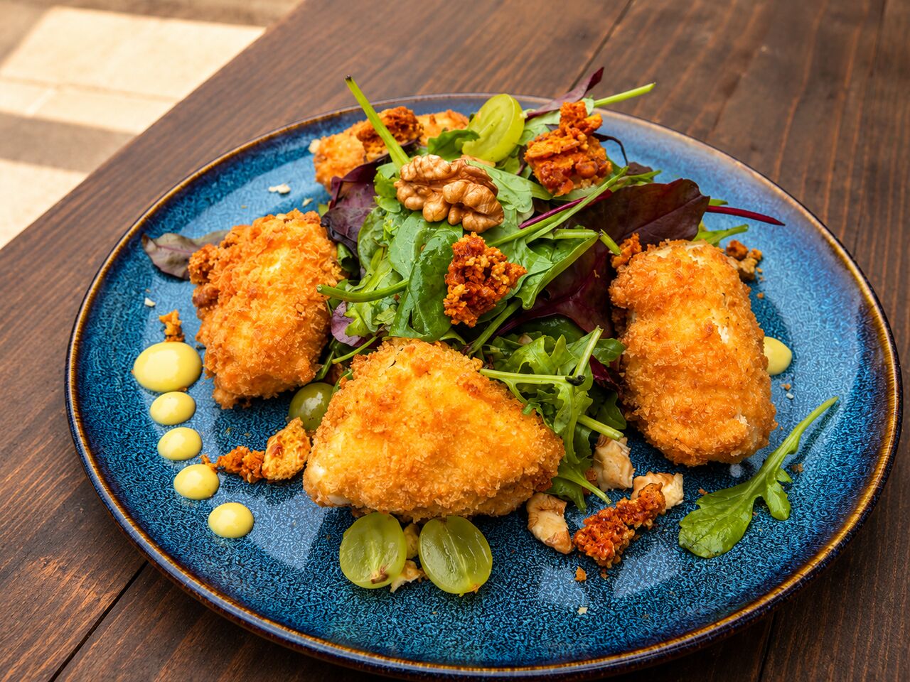 ROPOGÓS PANKO BUNDÁBAN SÜLT KECSKESAJT FRISS KEVERT SALÁTÁVAL ÉS MANGÓS DRESSZINGGEL🥭🥗