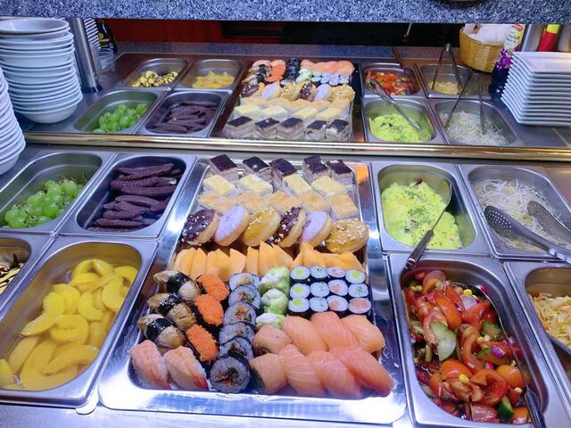 verschiedene Leckereien im Buffett