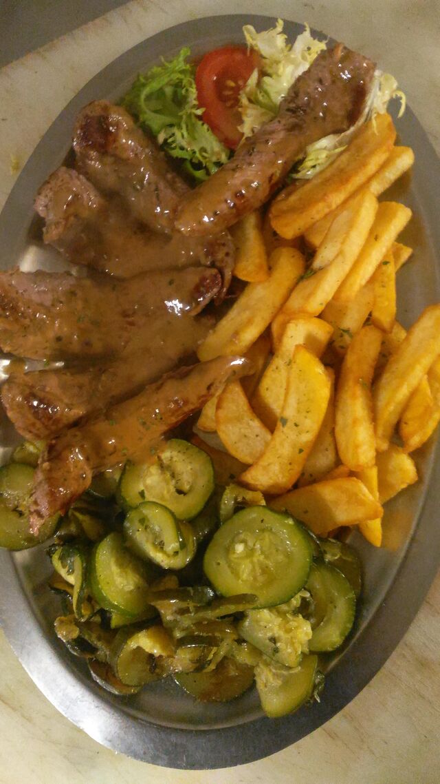 AIGUILLETTES DE CANARD SAUCE AUX POIVRES