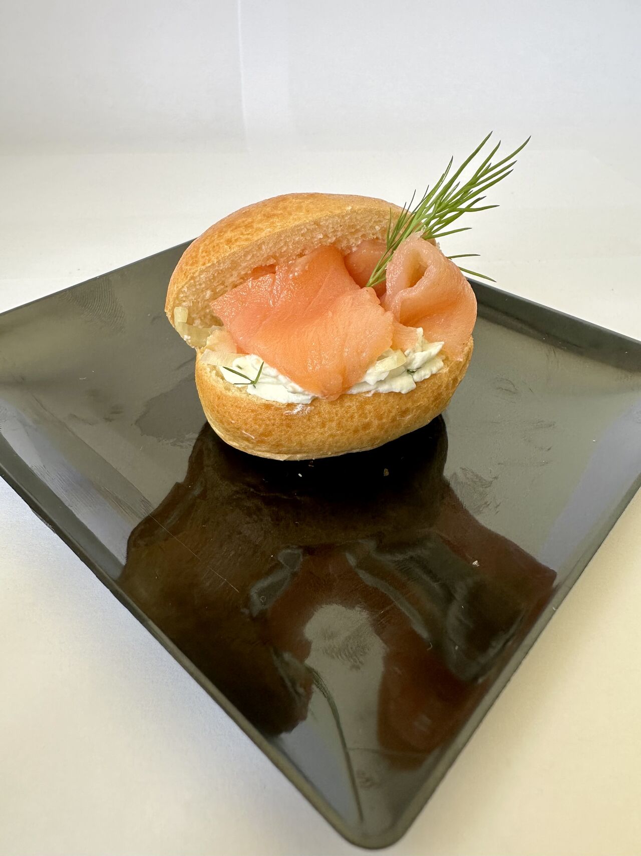 Navette saumon fumé, crème d'aneth et pickles de fenouil