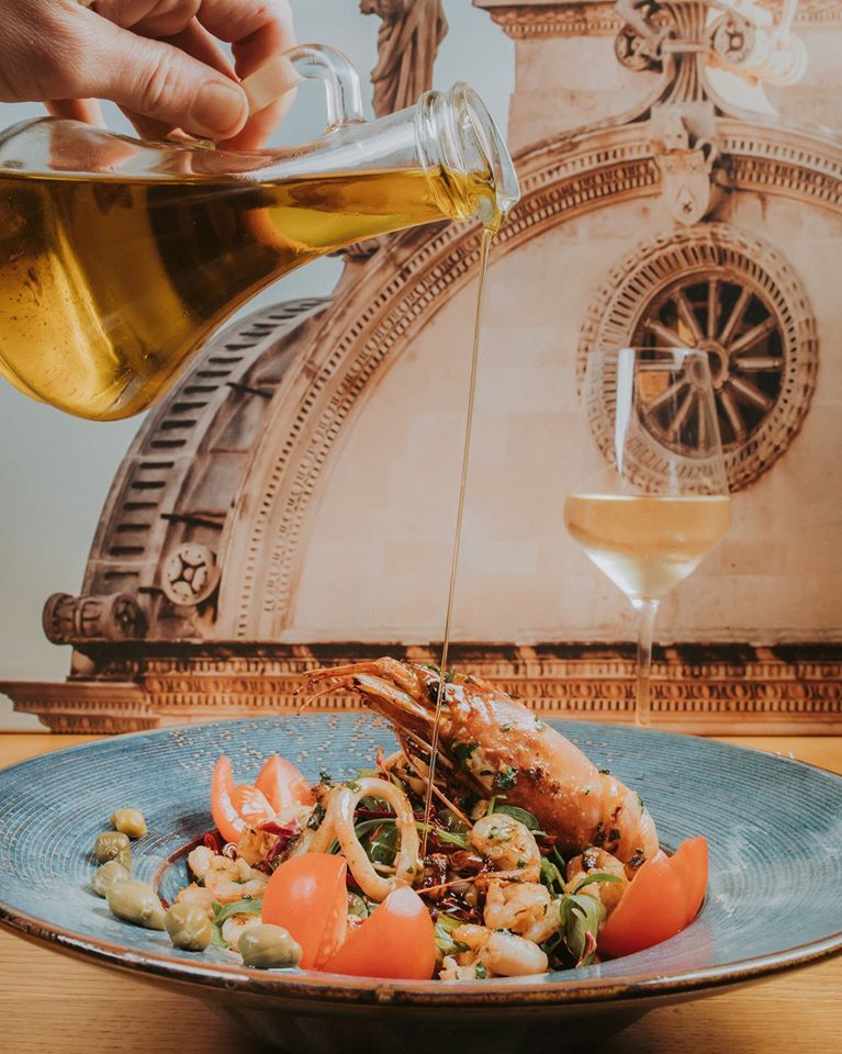 Ova toplo hladna salata od kozica i lignji odličan je izbor ako želite pojesti nešto lagano za vrijeme blagdana... ??