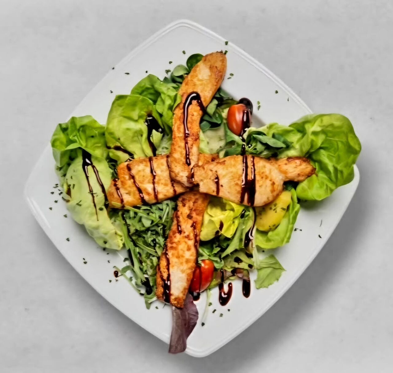 Salat mit gegrillten Hühnerstreifen