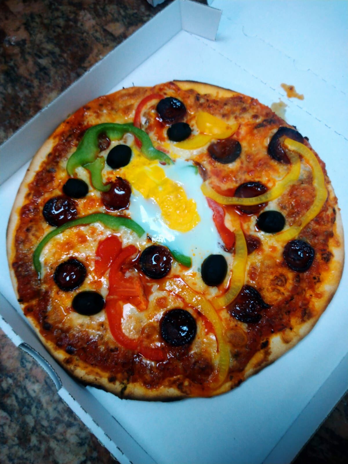 La pizza piquante (plus l'oeuf)