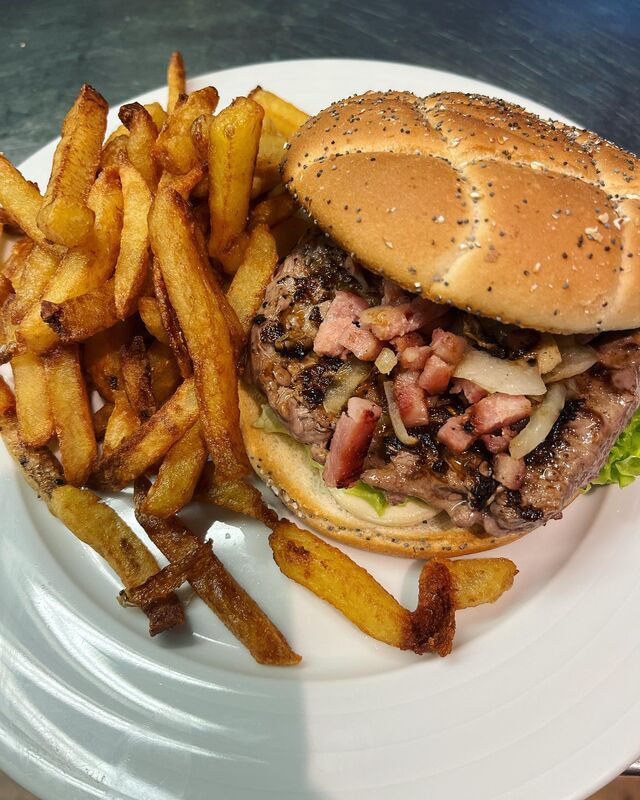 BURGER AVEC LARDON + FRITES MAISON