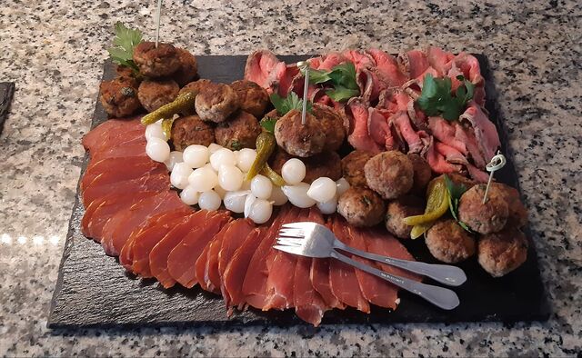 Kalte Platte bestehend aus kaltgeräuchertem Schweinefilet, rosa gebratnes Roastbeef, Mini Fleischküchle mit MIxed Pickles