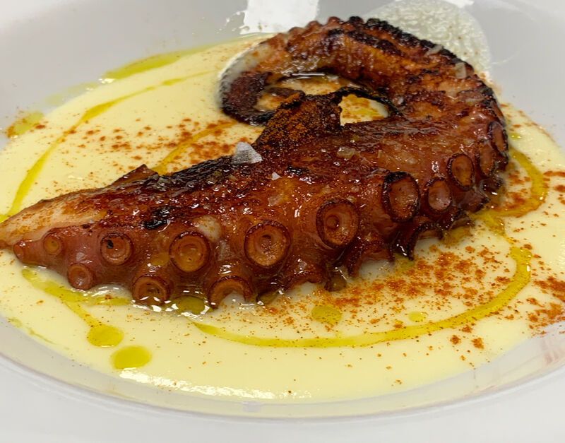 Pata de pulpo con crema de puerros 
