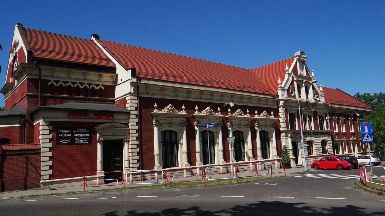 Budynek Restauracji - dawny pałac Ballstremów - widok z zewnątrz.