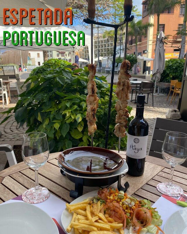 Espetadas portuguesas de ternera o pollo, con 2 guarniciones. Carne cocina a parrillas de piedras volcánicas.