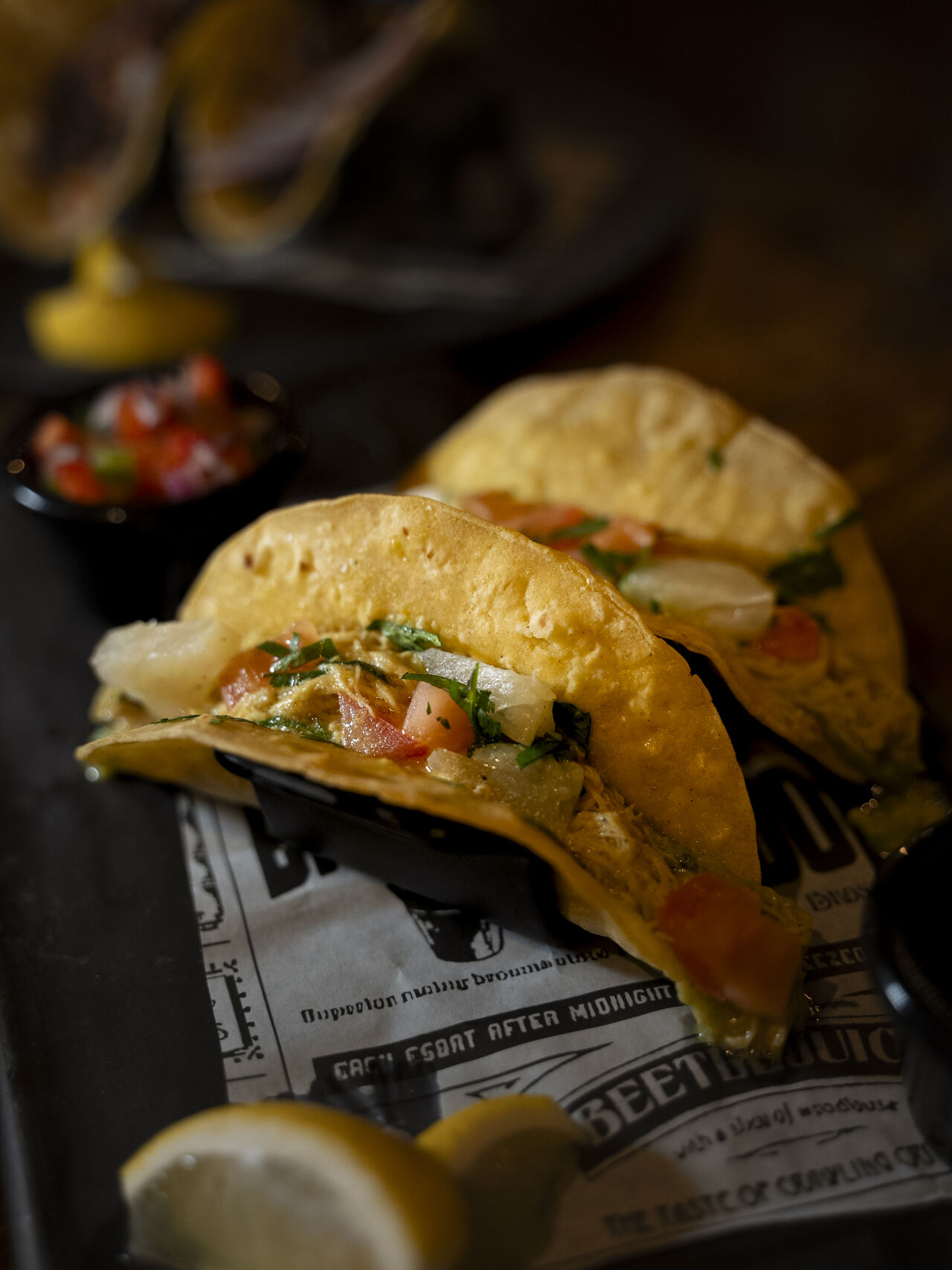 Tacos de pollo al curry y coco acompañados con piña y pico de gallo