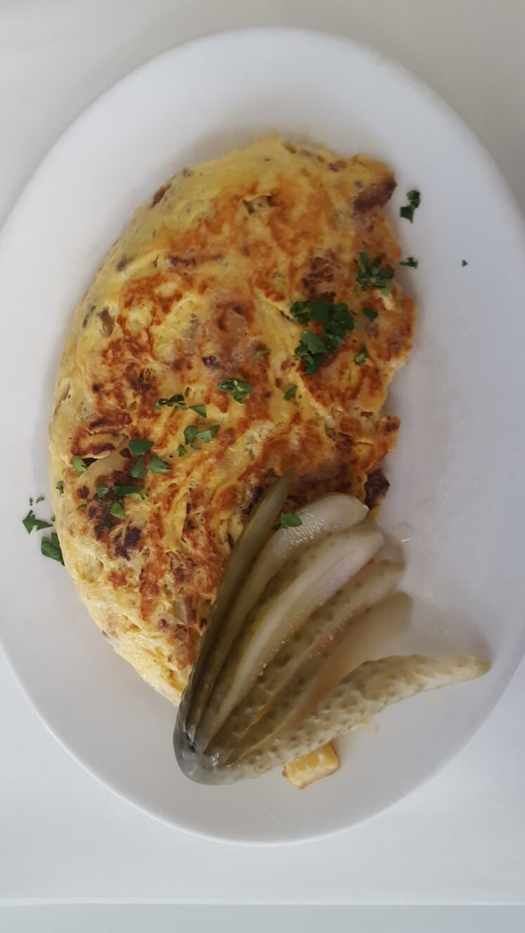 - „Bauernfrühstück“ mit Bratkartoffeln, Speck, Zwiebeln, extra Portion Ei & Gewürzgurke -