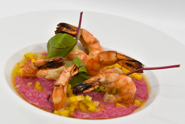 Gambas snackées, risotto à la betterave