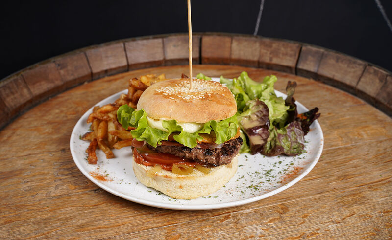 Burger maison et son pain cuit au feu de bois sur chateauneuf...