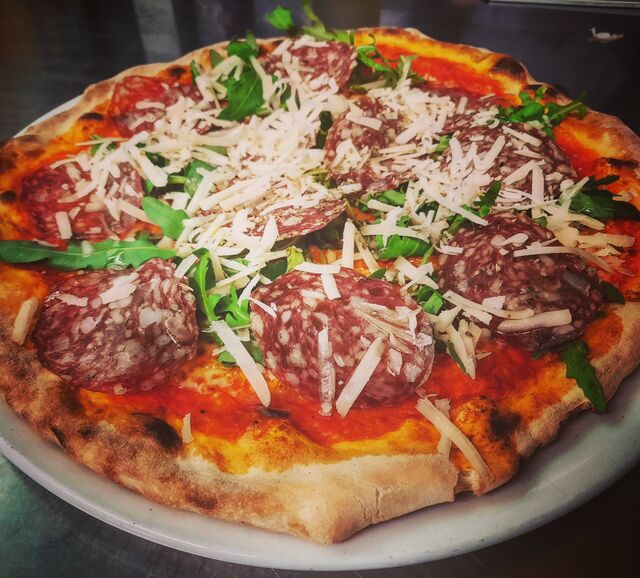 Pizza Cinghiale mit Wildschweinsalami, Rucola und Provolonekäse 