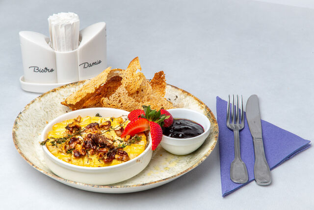 Damio Camembert gratinat cu nucă 