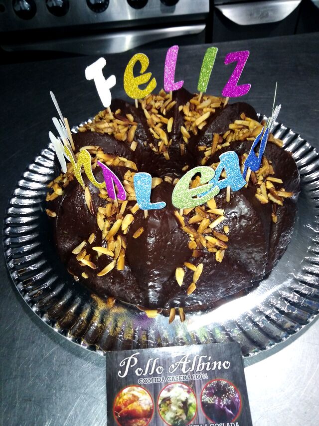 Bizcocho de naranja a la esencia de canela con cobertura de chocolate y almendras 