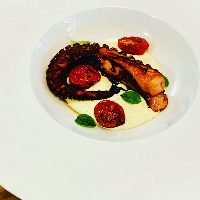 Polpo scottato su crema di Burrata e pomodorini confit 