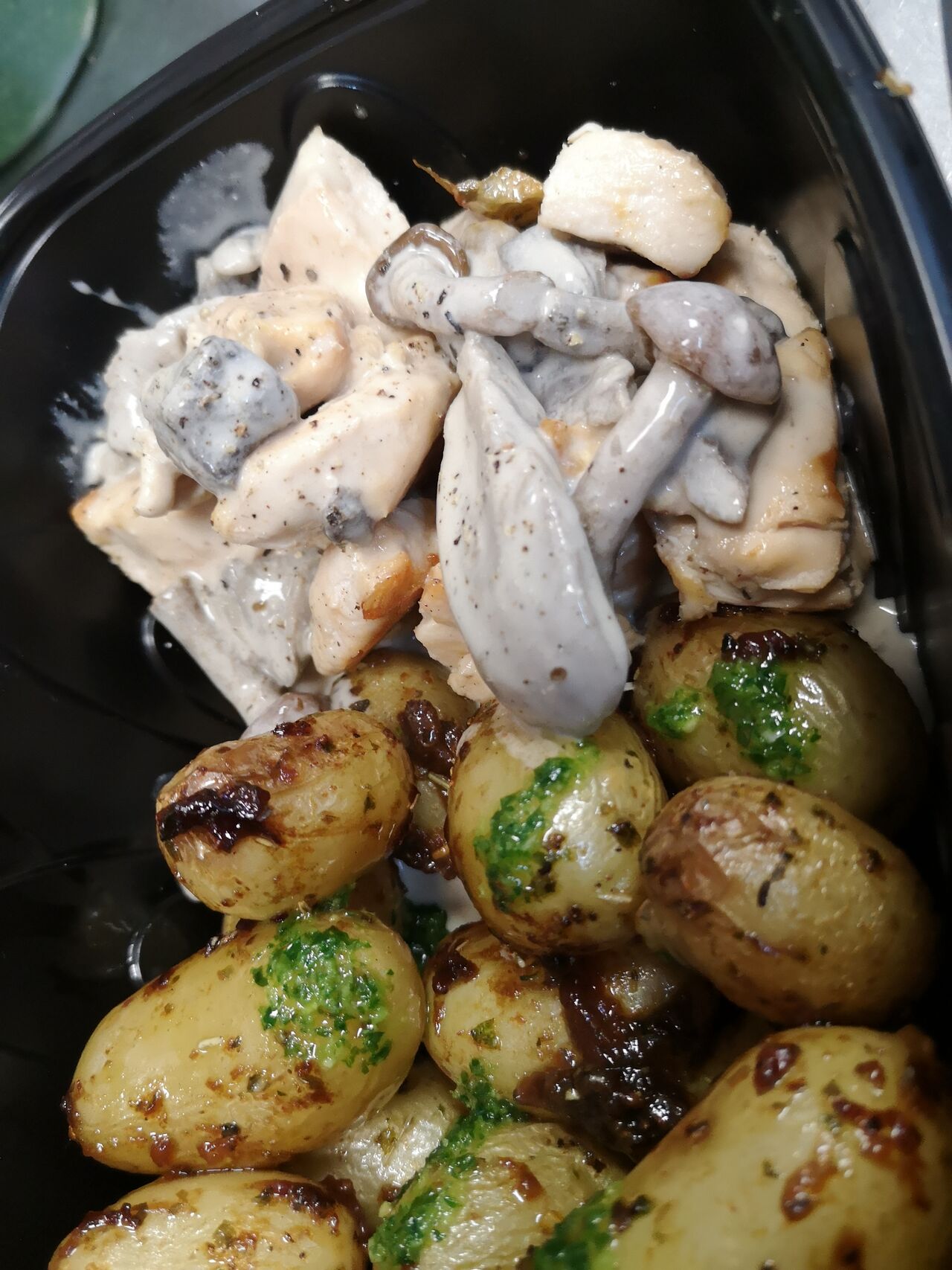 Sauté de volaille champignons prestiges pommes de terre grenailles aux herbes aromatiques.