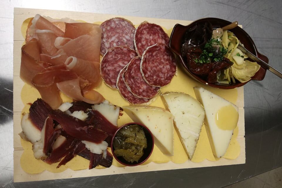 TAGLIERE DI SALUMI E FORMAGGI TIPICI CON SOTT'OLI 