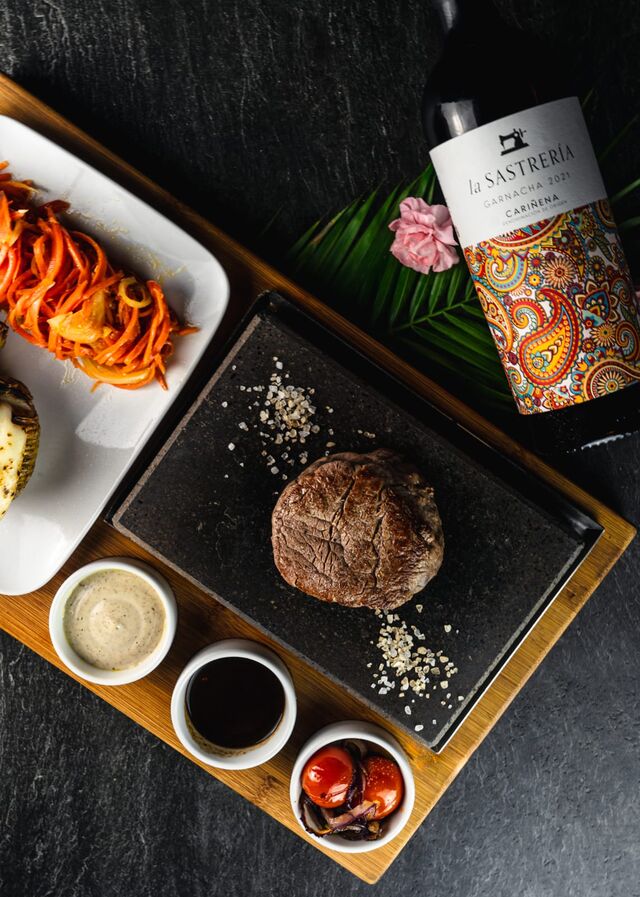 Stek z polędwicy wołowej podawany na gorącym kamieniu