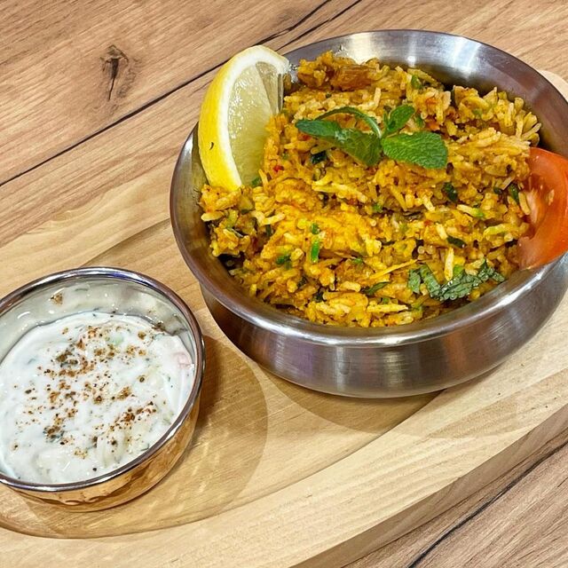 Notre spécialité le Biryani avec du RaÏta, un combo parfait entre saveur et fraicheur.