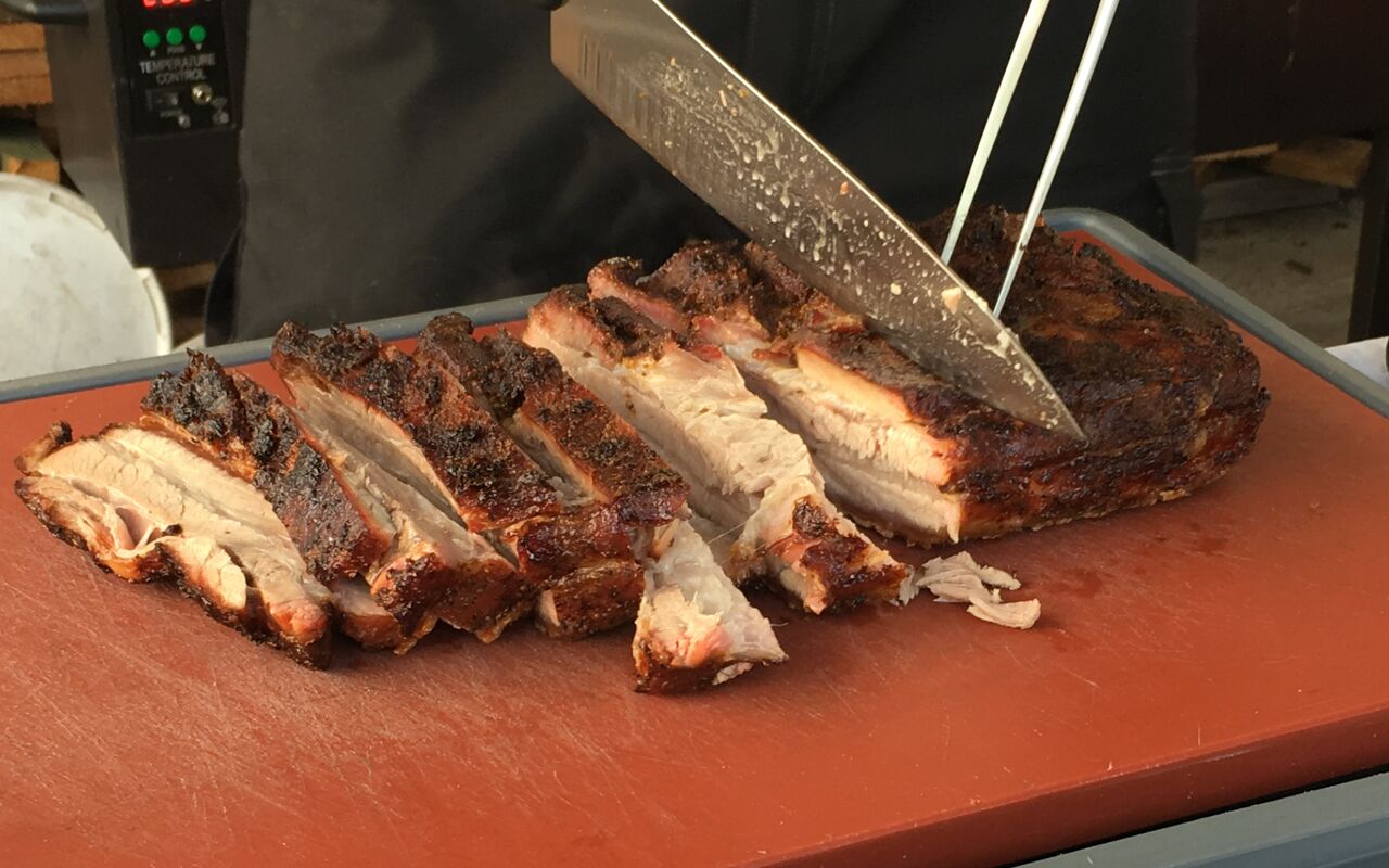 Anschnitt des Krustenbratens, weich wie Butter mit Mega-Kruste!